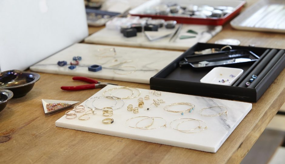 Bijoux de mode: comment se familiariser avec elle