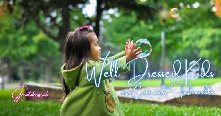 Les enfants bien habillés sont mignons et à la mode